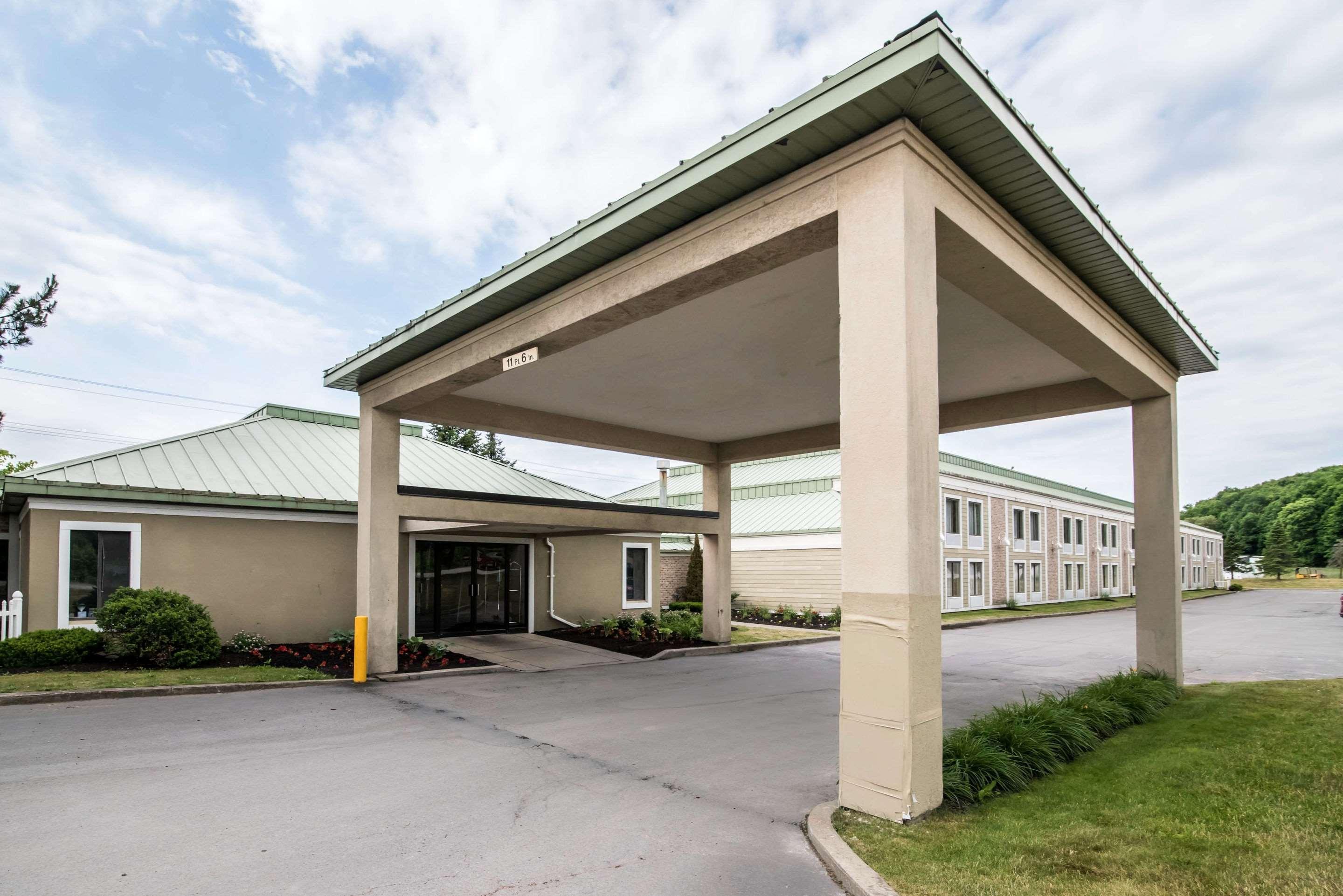 Clarion Inn & Suites - University Area Cortland Exterior photo